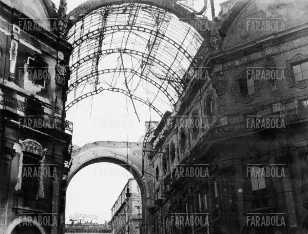 Galleria Vittorio Emanuele II bombardata, 1944 - Farabola Immagine digitale