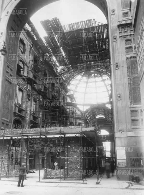 Galleria Vittorio Emanuele II bombardata, 1944 - Farabola Immagine digitale