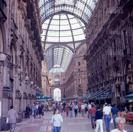Galleria Vittorio Emanuele II, Milano, anni 80 - Farabola Immagine digitale