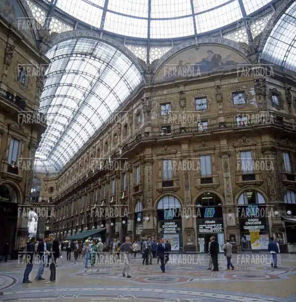 Galleria Vittorio Emanuele II, Milano, anni 80 - Farabola Immagine digitale