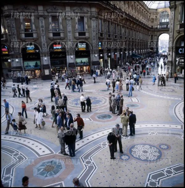 Galleria Vittorio Emanuele II, Milano, anni 80 - Farabola Immagine digitale