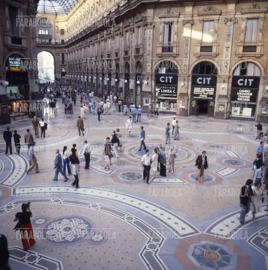 Galleria Vittorio Emanuele II, Milano, anni 80 - Farabola Immagine digitale
