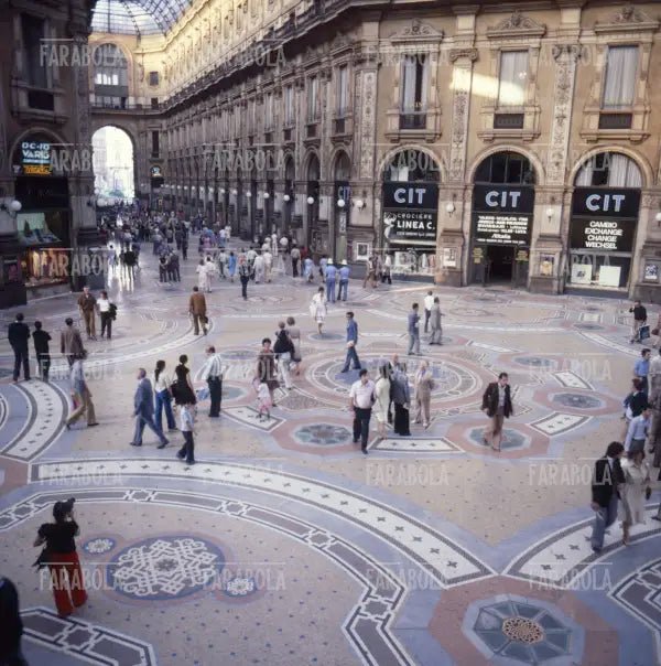 Galleria Vittorio Emanuele II, Milano, anni 80 - Farabola Immagine digitale