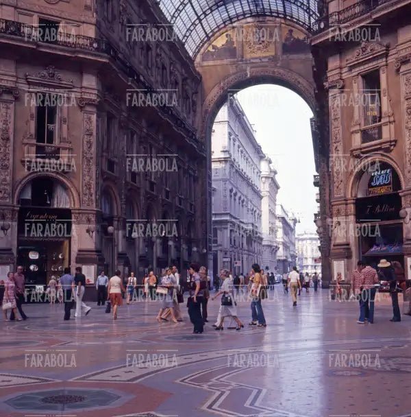 Galleria Vittorio Emanuele II, Milano, anni 80 - Farabola Immagine digitale