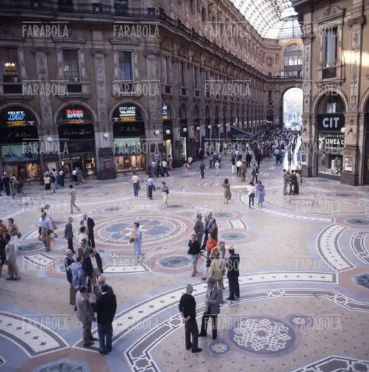 Galleria Vittorio Emanuele II, Milano, anni 80 - Farabola Immagine digitale