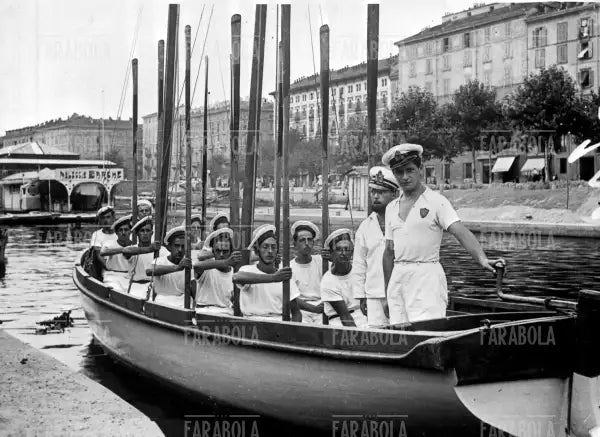 Gara di barche a remi alla Darsena di Porta Ticinese, Milano, 1938 - Farabola Immagine digitale