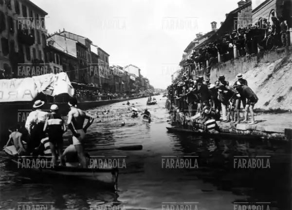Gara di imbarcazioni sul Naviglio, Milano, fine Ottocento - Farabola Immagine digitale