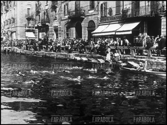 Gara di nuoto nel Naviglio Grande, Milano, fine Ottocento - Farabola Immagine digitale