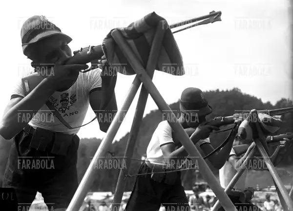 Gara di tiro di avanguardisti al Campo Dux, Roma, 1935 - Farabola Immagine digitale