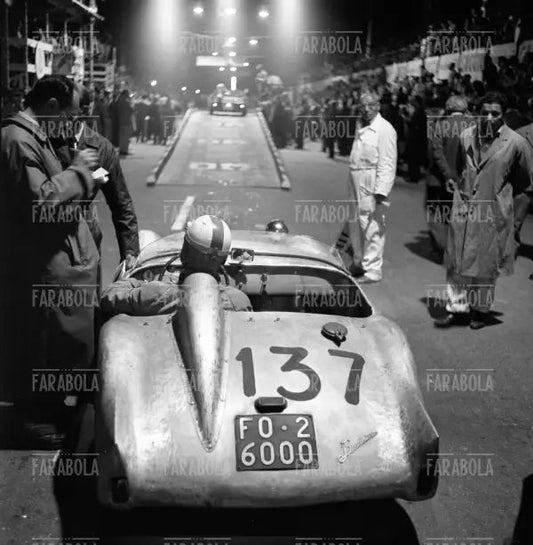 Garavini su Bandini alla partenza, Mille Miglia, 1957 - Farabola Immagine digitale