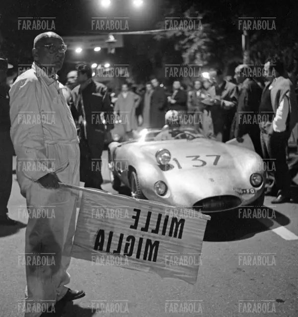 Garavini su Bandini alla partenza, Mille Miglia, 1957 - Farabola Immagine digitale