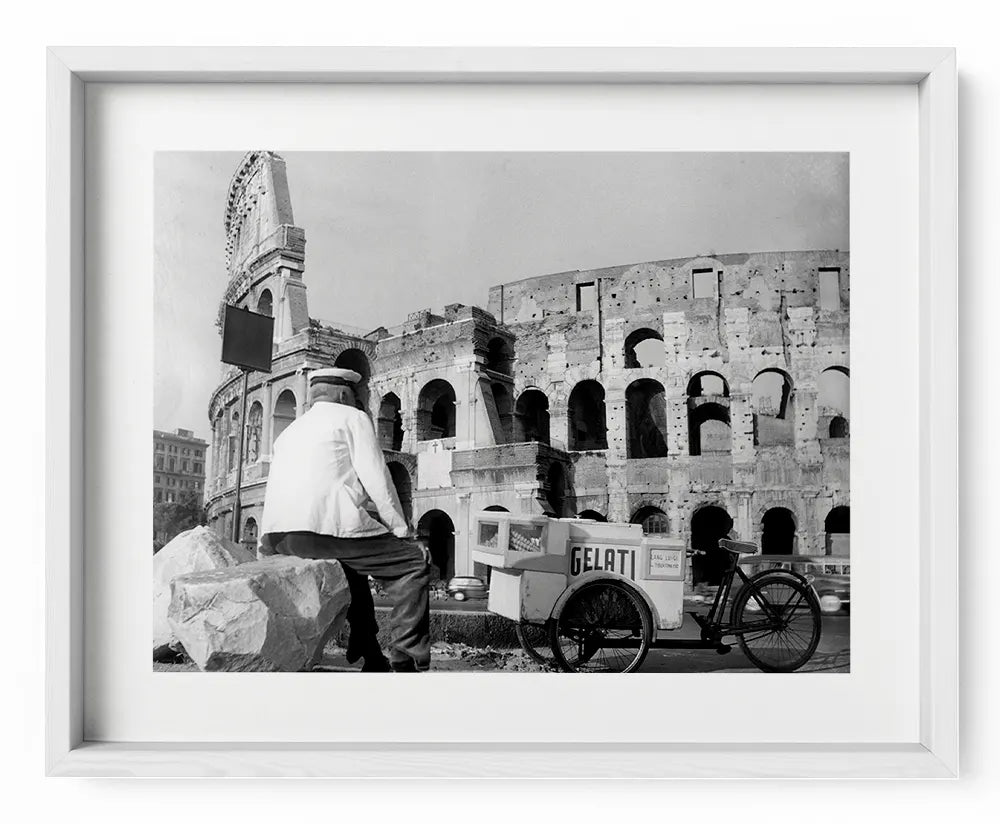 Gelataio al Colosseo, Roma 1954 - Farabola Fotografia