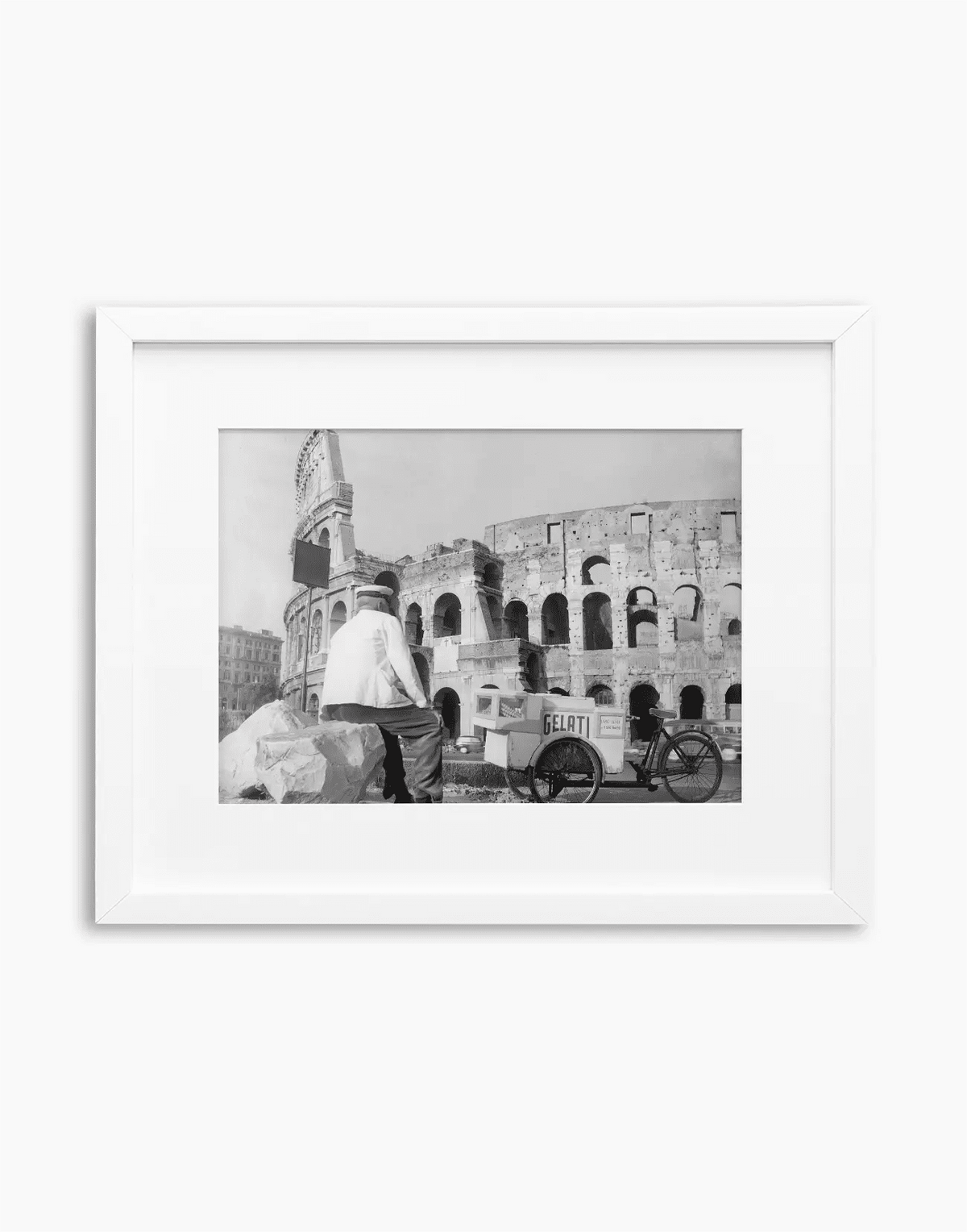 Gelataio al Colosseo, Roma 1954 — stampa fine art con cornice bianca