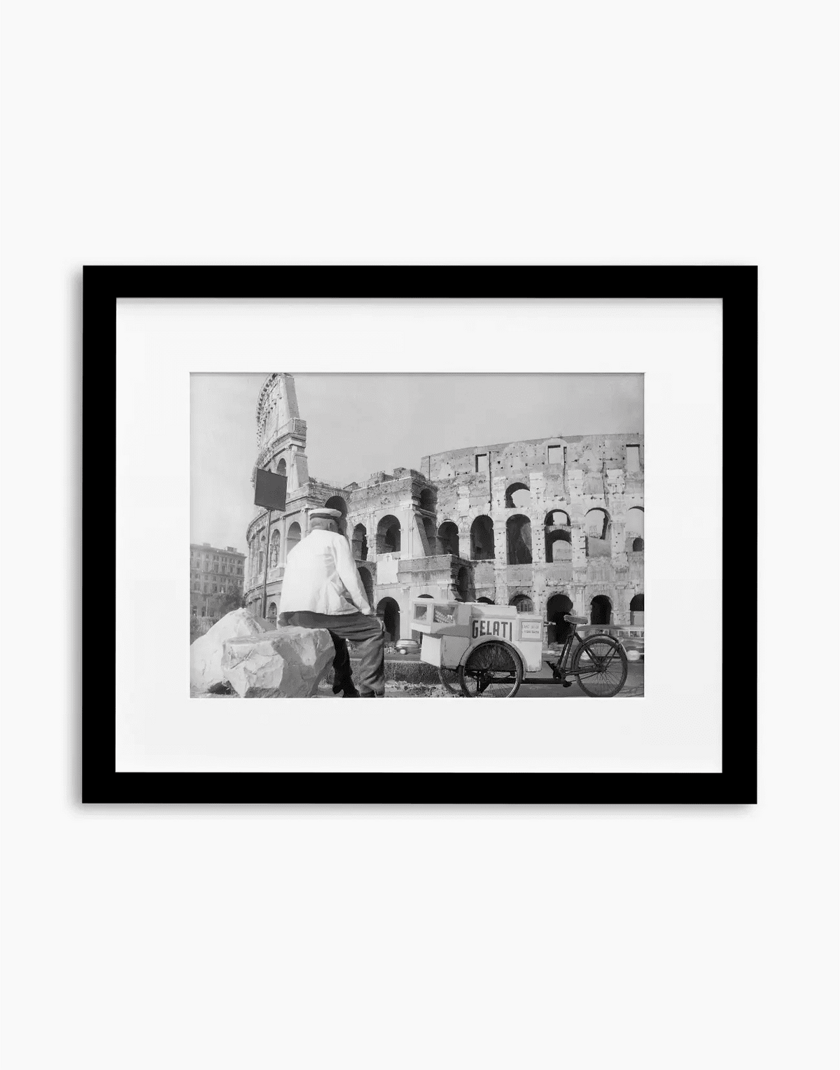 Gelataio al Colosseo, Roma 1954 — stampa fine art con cornice nera