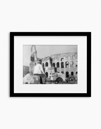 Gelataio al Colosseo, Roma 1954 — stampa fine art con cornice nera