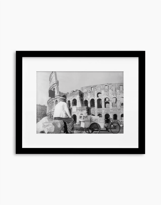 Gelataio al Colosseo, Roma 1954 — stampa fine art con cornice nera