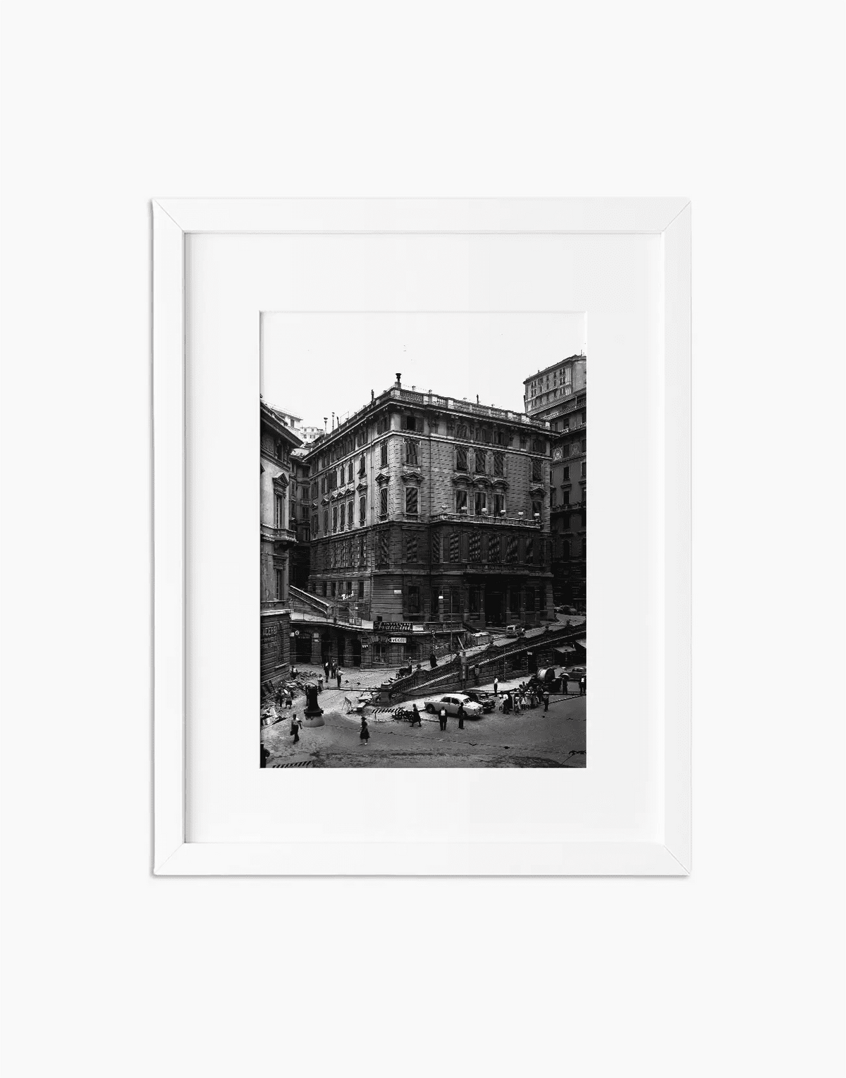 Largo della Zecca, Genova 1956 — stampa fine art con cornice bianca