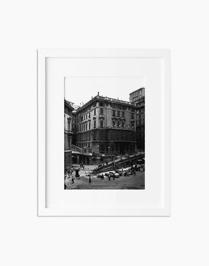 Largo della Zecca, Genova 1956 — stampa fine art con cornice bianca