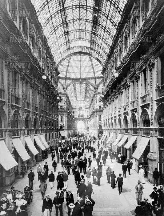Gente il Galleria Vittorio Emanuele II, Milano, anni 10 - Farabola Immagine digitale