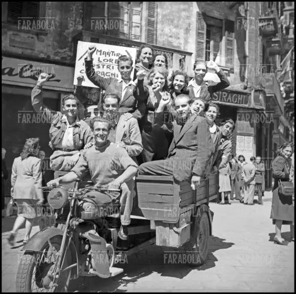 Gente in festa, Liberazione, Milano, 1945 - Farabola Immagine digitale