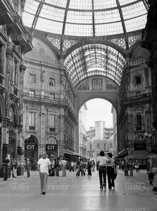 Gente in Galleria Vittorio Emanuele II, Milano, 1975 - Farabola Immagine digitale