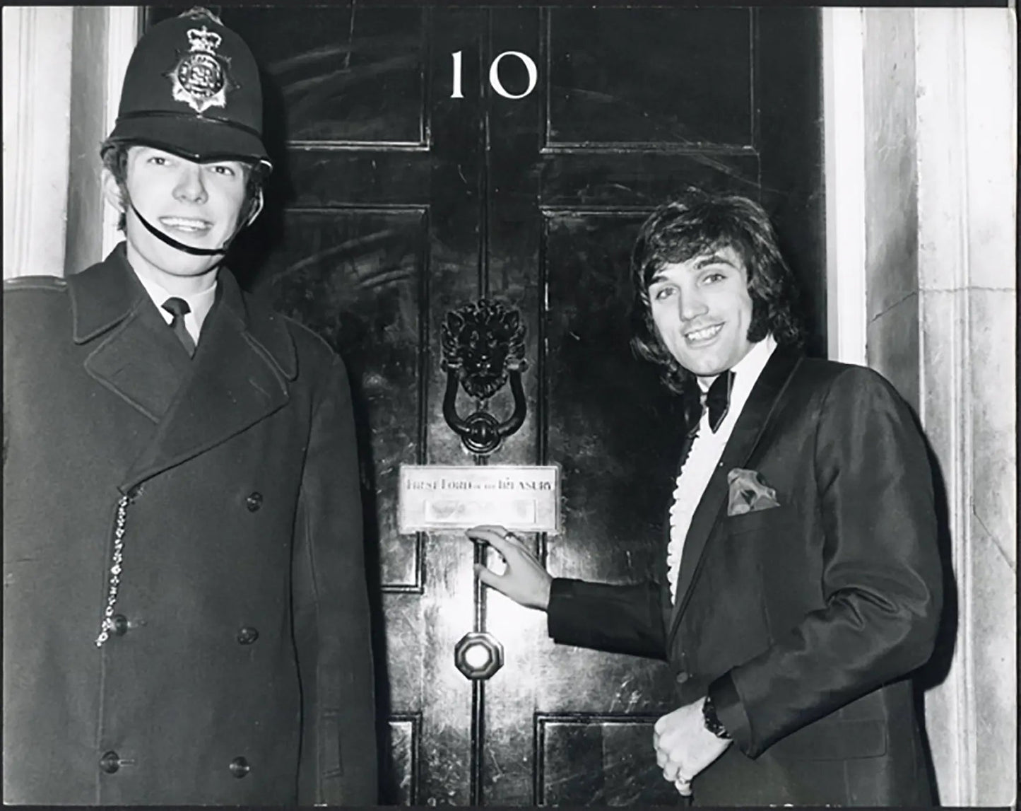 George Best a Downing Street 1970 Ft 5538 - Stampa 20x25 cm - Farabola Stampa ai sali d'argento