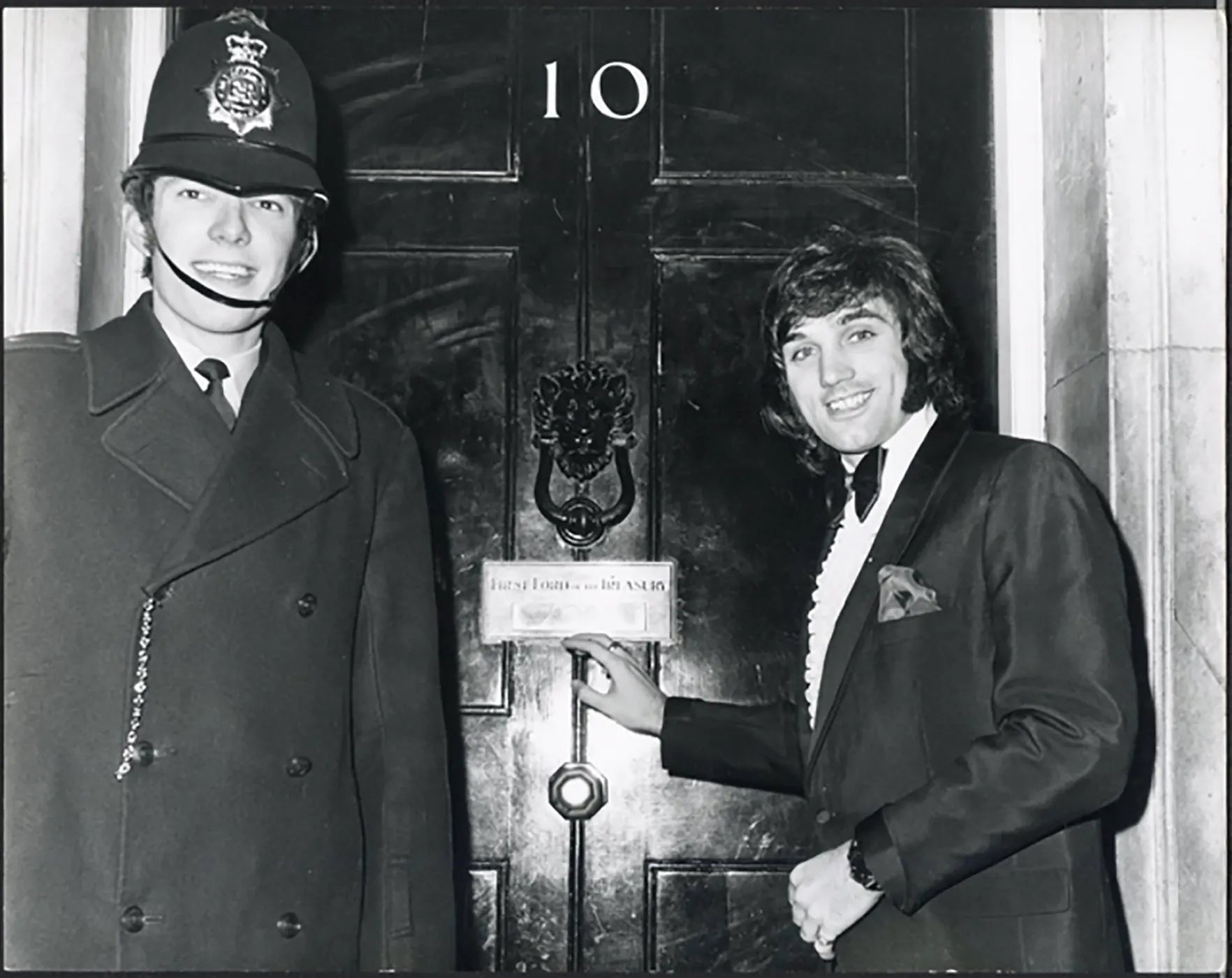 George Best a Downing Street 1970 Ft 5538 - Stampa 20x25 cm - Farabola Stampa ai sali d'argento