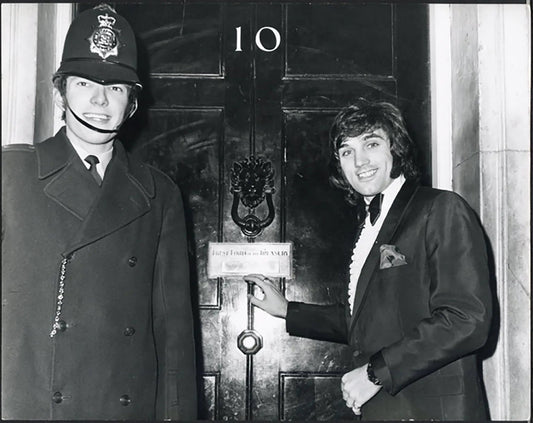 George Best a Downing Street 1970 Ft 5538 - Stampa 20x25 cm - Farabola Stampa ai sali d'argento
