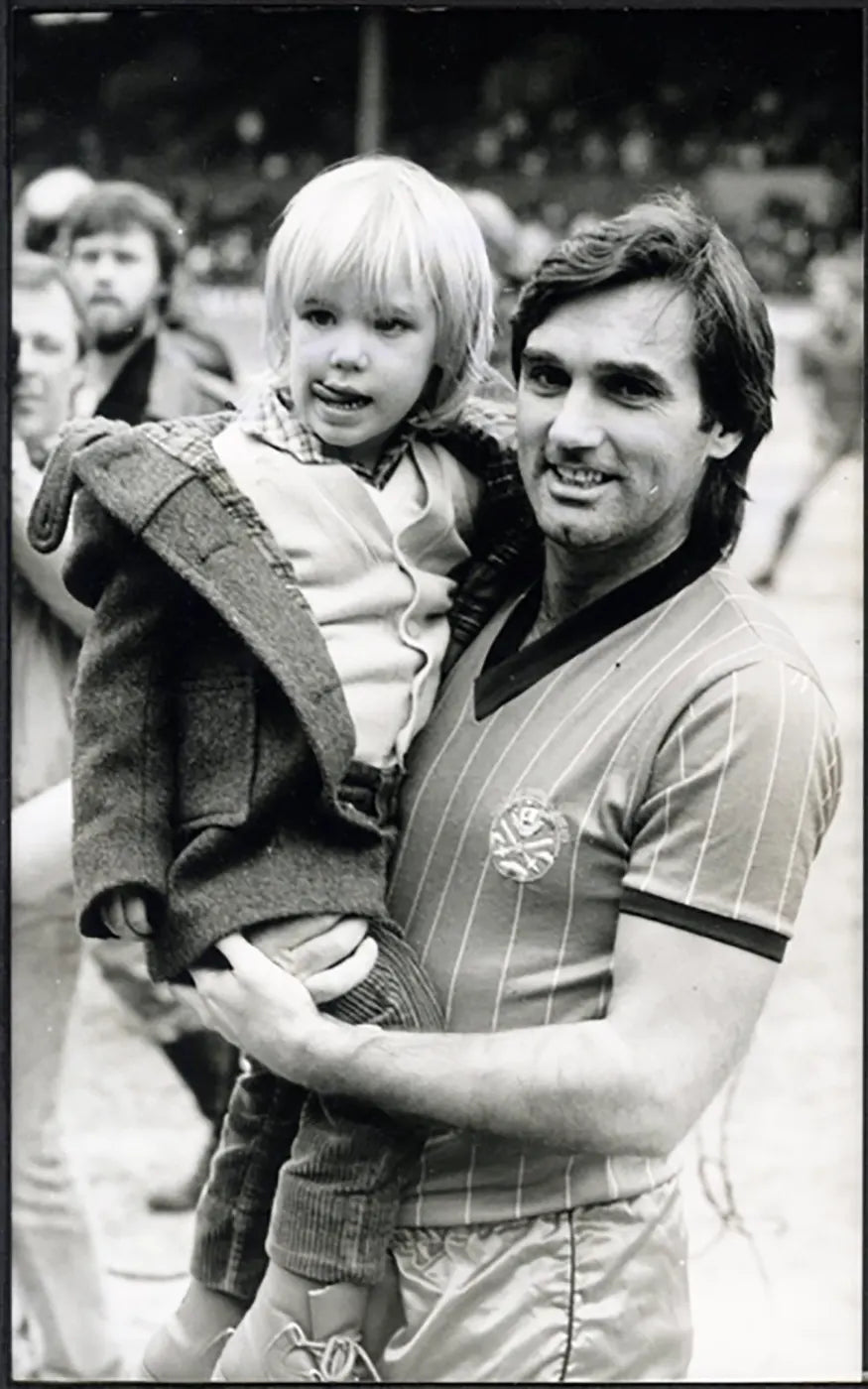 George Best con il figlio Callum 1984 Ft 5540 - Stampa 20x12 cm - Farabola Stampa ai sali d'argento