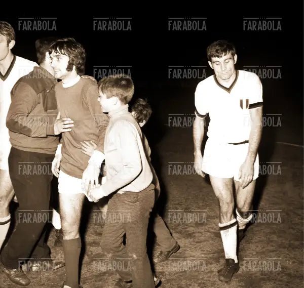 George Best e Angelo Aquilletti, Milan vs Manchester United, 1969 - Farabola Immagine digitale