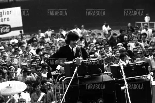 George Harrison, Concerto dei Beatles, Velodromo Vigorelli, Milano, 1965 - Farabola Immagine digitale