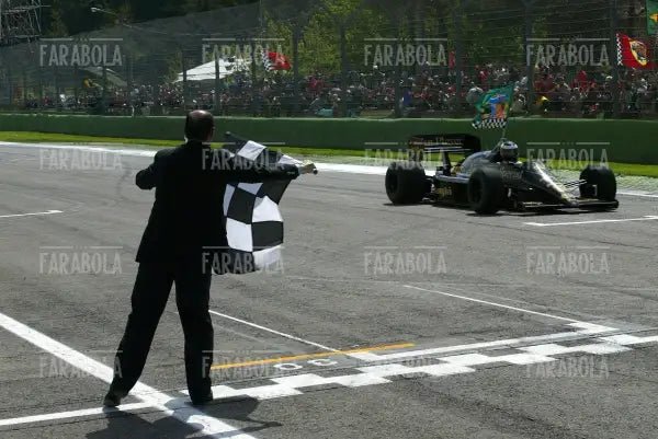 Gerhard Berge omaggia Senna e Ratzemberger, Gp di San Marino, 2004 - Farabola Immagine digitale