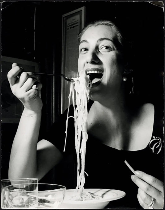 Germana Marucelli mangia spaghetti 1960 Ft 37478 - Stampa 24x30 cm - Farabola Stampa ai sali d'argento
