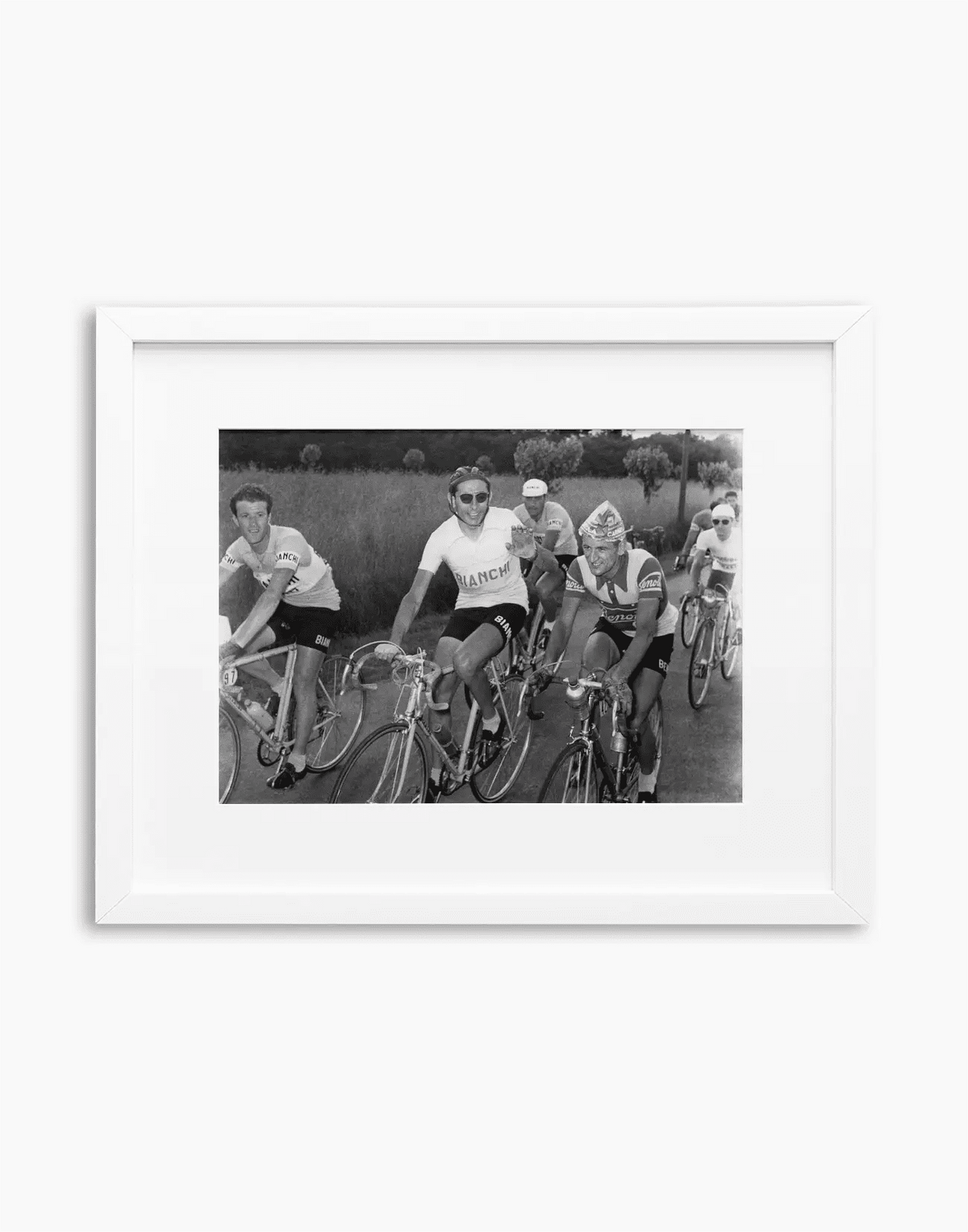 Giacchero, Coppi e Pettinati, Giro d'Italia 1952 — stampa fine art con cornice bianca