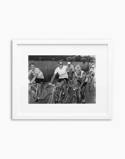 Giacchero, Coppi e Pettinati, Giro d'Italia 1952 — stampa fine art con cornice bianca