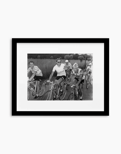 Giacchero, Coppi e Pettinati, Giro d'Italia 1952 — stampa fine art con cornice nera