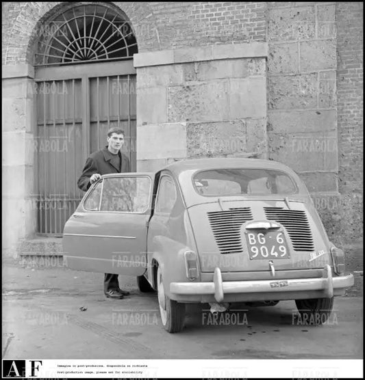 Giacinto Facchetti all'Arena Civica con la sua Fiat 600, Milano, 1963 - Farabola Immagine digitale