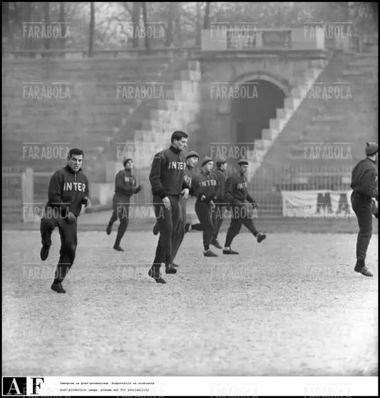 Giacinto Facchetti durante un allenamento dell'Inter all'Arena Civica, Milano, 1963 - Farabola Immagine digitale