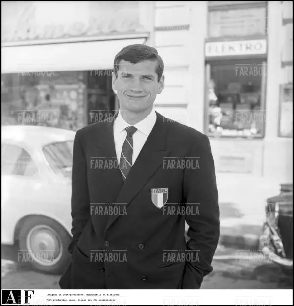 Giacinto Facchetti durante una libera di uscita, Austria vs Italia, 1963 - Farabola Immagine digitale