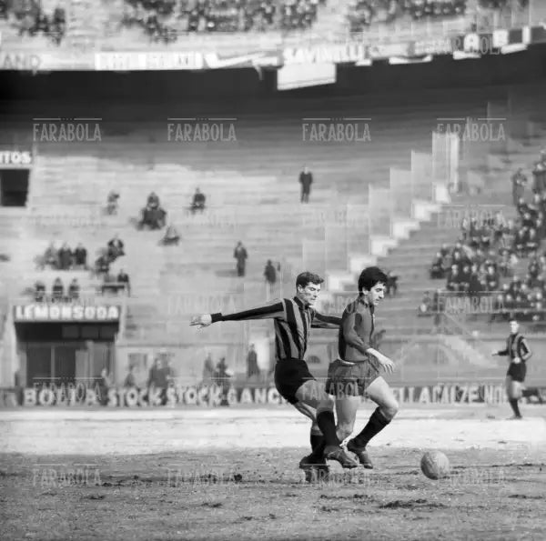 Giacinto Facchetti e Gigi Meroni, Inter vs Genoa, 1964 - Farabola Immagine digitale