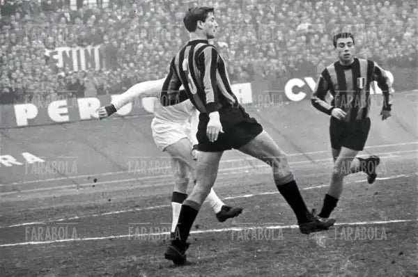Giacinto Facchetti in azione, Mantova vs Inter, 1964 - Farabola Immagine digitale