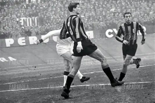 Giacinto Facchetti in azione, Mantova vs Inter, 1964 - Farabola Immagine digitale