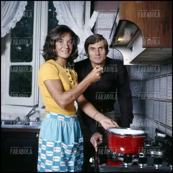 Giacinto Facchetti in cucina con la moglie, anni 70 - Farabola Immagine digitale