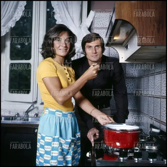 Giacinto Facchetti in cucina con la moglie, anni 70 - Farabola Immagine digitale