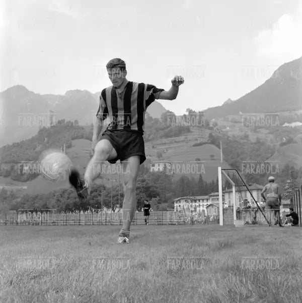 Giacinto Facchetti in ritiro con l'Inter, 1963 - Farabola Immagine digitale