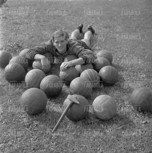 Giacinto Facchetti in ritiro con l'Inter, 1963 - Farabola Immagine digitale