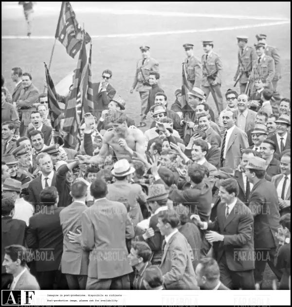 Giacinto Facchetti portato in trionfo dopo Inter vs Modena, 1963 - Farabola Immagine digitale