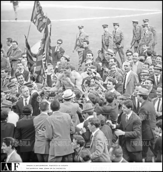 Giacinto Facchetti portato in trionfo dopo Inter vs Modena, 1963 - Farabola Immagine digitale