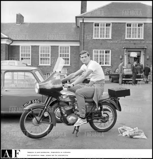 Giacinto Facchetti su una moto BSA, Mondiali di calcio in Inghilterra, 1966 - Farabola Immagine digitale