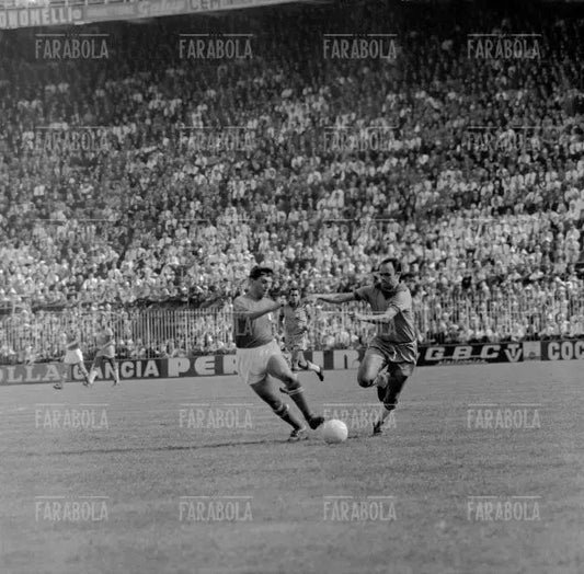 Giacomo Bulgarelli contrastato da Pepe, Italia vs Brasile, 1963 - Farabola Immagine digitale